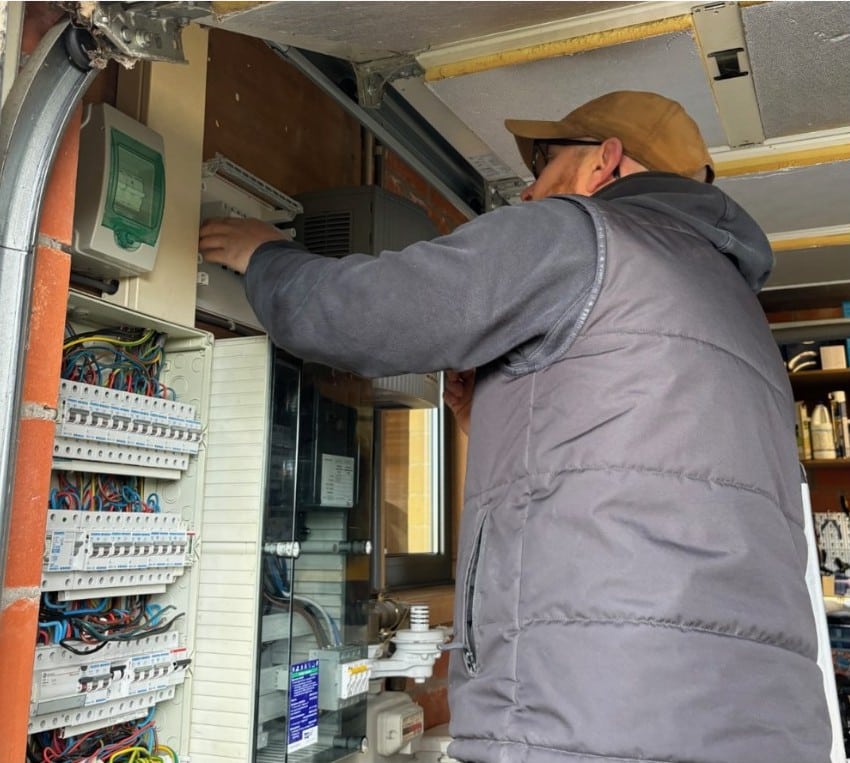 Eddy Laurez werkt aan de kast van een elektrische installatie
